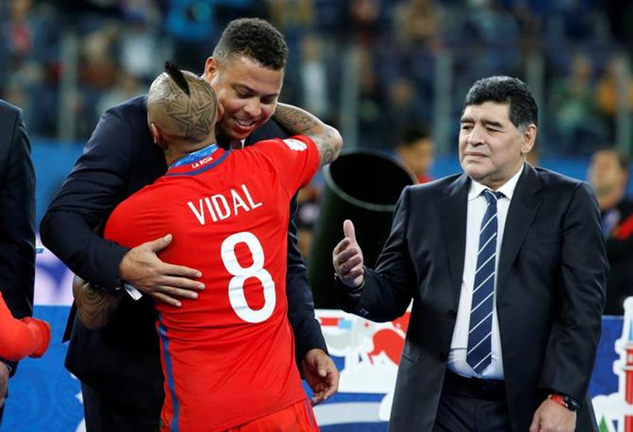Ronaldo abbraccia Vidal, Maradona aspetta di congratularsi col giocatore cileno. Reuters